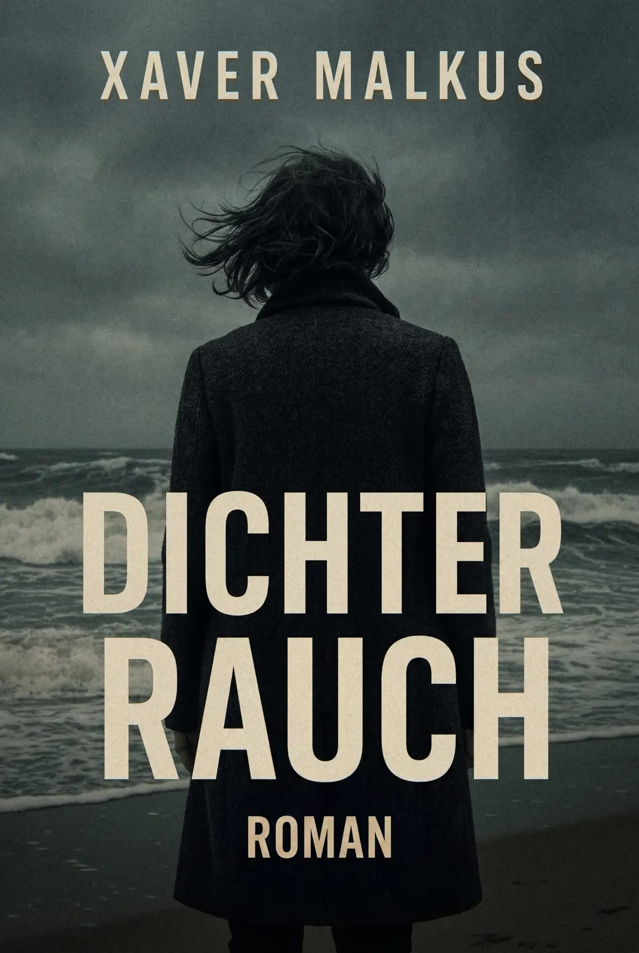 Coverbild zu "Dichter Rauch: Roman" von Xaver Malkus (Rückansicht von Frau vor stürmischer Nordseekulisse, Textelemente Autorennamen, Titel, Untertitel)